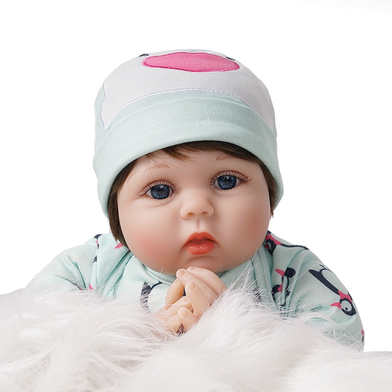 Élethű újszülött lány baba kiegészítőkkel - Csilla | 55 cm