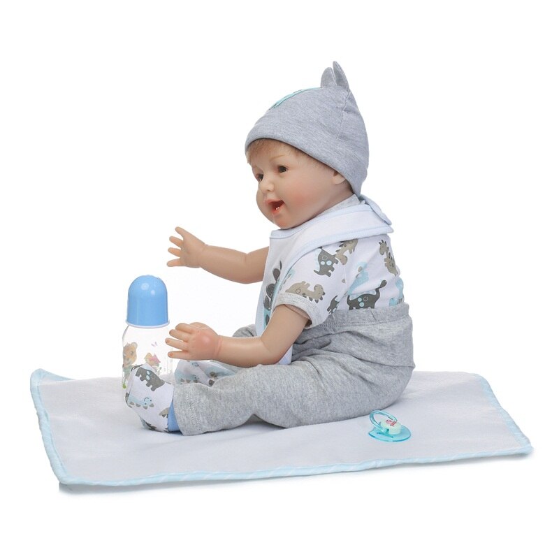 Élethű újszülött fiú baba kiegészítőkkel - Olivér | 55 cm
