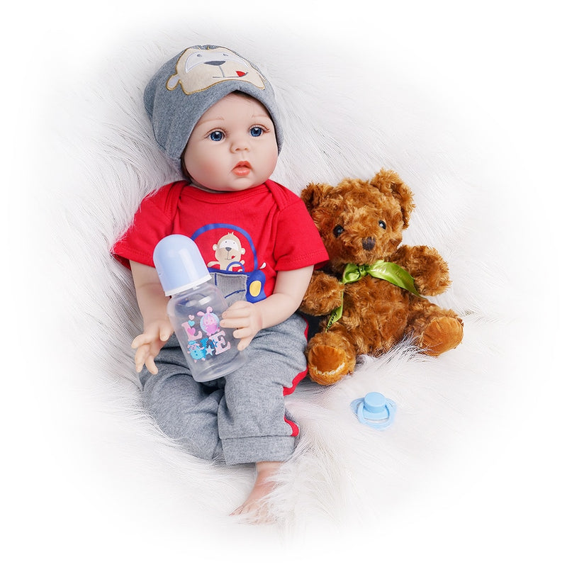 Élethű újszülött fiú baba kiegészítőkkel - Simon | 55 cm