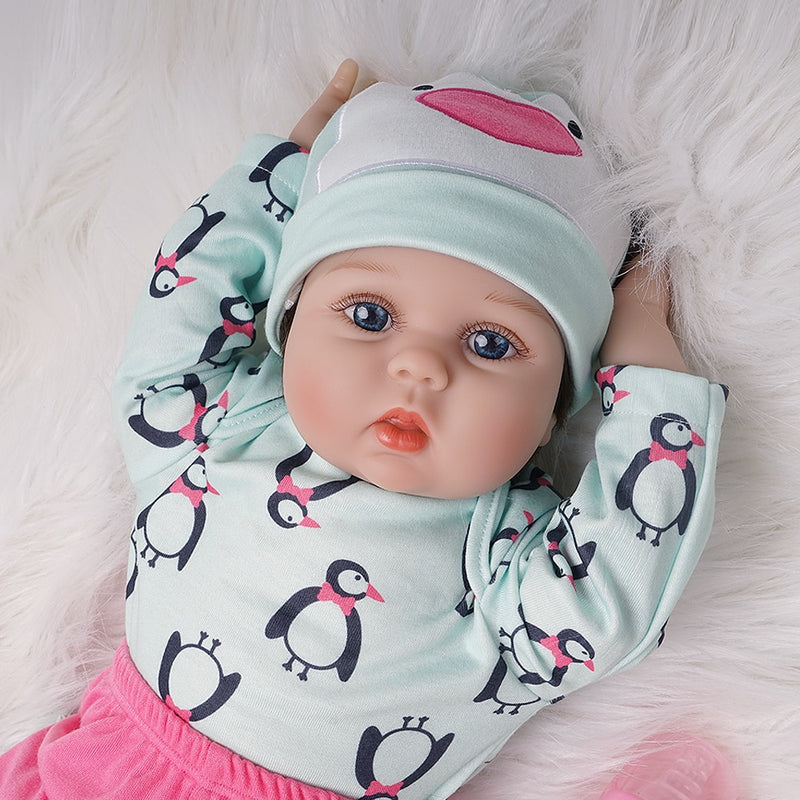 Élethű újszülött lány baba kiegészítőkkel - Csilla | 55 cm